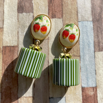 昭和レトロ✳上品✩.*苺とアンティークグリーンビーズ✳ピアス､イヤリング✳  レトロ いちご 苺ピアス  フルーツ 秋冬 緑 グリーン ゆめかわ 韓国 モダンレトロ 古着 個性的 レトロポップ 