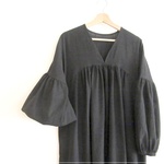 Black* バルーンスリーブのVネックワンピース