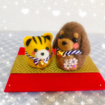 🎍お正月にダックスちゃんの飾り物🐶🐯✨
