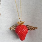 羽ばたく苺のネックレス(ゴールド)