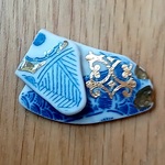 大人可愛いシー陶器のブローチ