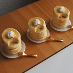 ホイップバターにハチミツパンケーキ