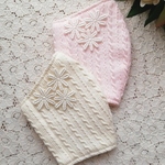 【特別価格💖】ニットマスク　❻　ジャガードニット　縄柄　お花のレース付き　ニット　冬マスク　あったかマスク　おしゃれマスク　クリスマス　結婚式　プレゼント　成人式　お正月　マスク　　      