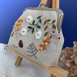 秋色刺繍のボタニカルガーデン　がま口ポーチ
