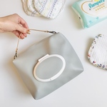 【ママの理想のおむつポーチ】おしり拭き・小物収納一体型おむつポーチ／レザー素材スノーグレー