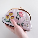 花刺繍がま口ポーチ◆薔薇・ビオラ・マツバギク