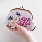 花刺繍がま口ポーチ◆青い蝶々