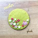 フェルト刺繍　お花畑とうさぎさんのコースター