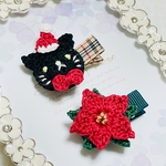 ✿サンタぷっくり黒猫ちゃん&葉付きポインセチアベビーヘアクリップ♡ 出産祝い　プレゼント　ギフト　新生児　赤ちゃん　誕生日プレゼント　プチギフト　葉付き　ヘアゴム変更可