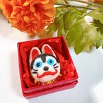 【お砂糖菓子のようなブローチ】：狛犬