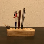 オリーブの実を乗せた栗のペンスタンド   