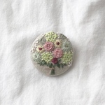 ブーケの刺繍くるみボタンブローチ