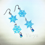 ピアス　雪の結晶　雫　冬　綺麗　透け感　ゆき　しずく　揺れる　繊細　アクリル