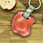 カワエアタグホルダー　リンゴ　本革　パステルレッド　バーニッシュ加工