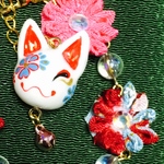 お狐ストラップ(桃)【つまみ細工】二輪花