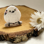木の枝のシマエナガ　刺繍ブローチ