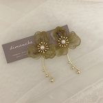 マーブル柄ゆれるお花ピアス(オリーブ)