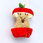 林檎から飛び出すカピバラの刺繍ブローチ