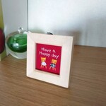 椅子刺繍の壁飾り