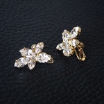 スワロフスキークリスタルのフラワービジューピアス／イヤリング【K14gf･金属アレルギー対応】