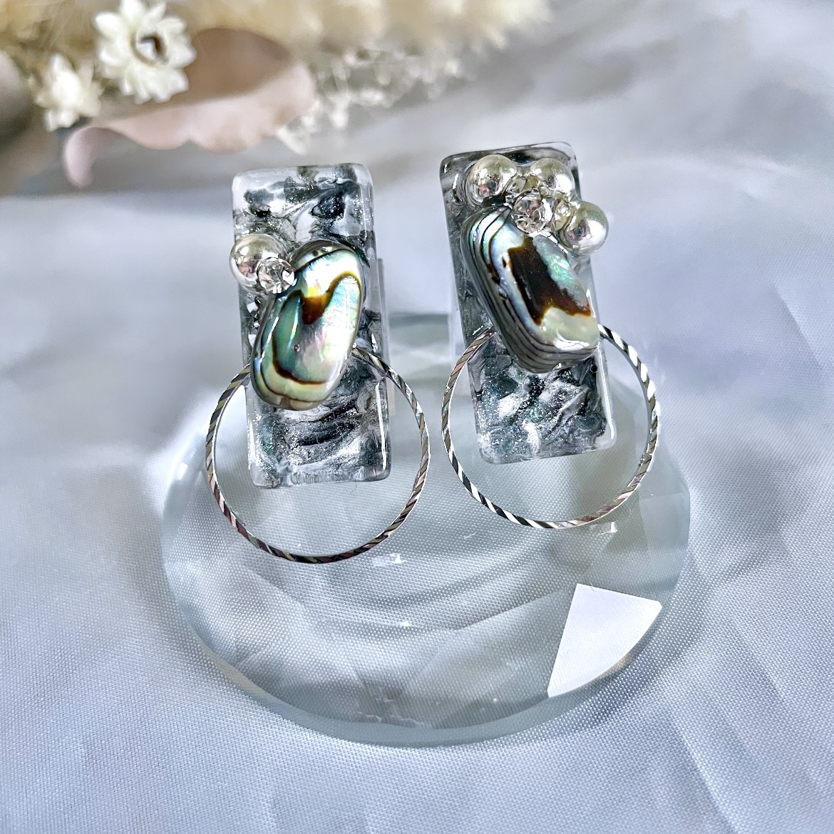 【ミント】天然ホワイト×ブラック×アバロンシェルの大粒ピアス ミント】天然ホワイト×ブラック×アバロンシェルの大粒ピアス