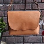 ノヴェル・キャメルのオイルヌメ革ショルダーバッグ 　antique bare
