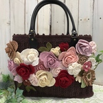 バラとガーベラのトートバッグ（ブラウン）★レース編み　ファスナー口　手編み　バラ　薔薇　エミーグランデ　