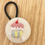 【送料無料】くるみボタン 刺繍 ヘアゴム ◎ パステル カップケーキ