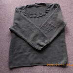 襟ぐりにモチーフ飾りをしたセーター