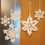値下げしました✨冬を楽しく😊雪の結晶オーナメント大２こ小３この5個入りです✨クリスマスツリーや壁などのほかバッグにつけても冬感出ますよ😊✨✨