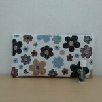 払込用紙が入る大きめラミネートポーチ・花と小さなネコ/モノトーン