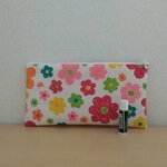 送料込♡払込用紙が入る大きめラミネートポーチ・花と小さなネコ/カラフル