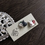 うさぎと椿ピアス/イヤリング（白黒）
