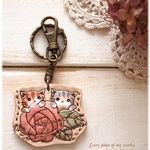 ＊猫ちゃん達とバラのお花キーホルダー(小)