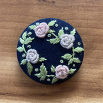 刺繍くるみボタン（ヘアゴム/ブローチ）