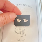 白　コアラピアス　樹脂ピアス