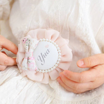 再販多数♡【全7色】リバティ生地の飾りリボンつきお名前入りふわふわシフォンロゼット♡ネームロゼット/お名前ロゼット