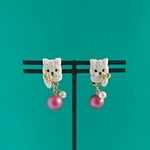 ボールで遊ぶ猫刺繍ピアス/イヤリング