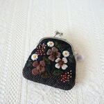 ☆10.5cmがま口ポーチ☆黒☆アップリケと刺繍☆キルト☆
