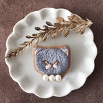 パール猫の刺繍ブローチ