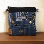 送料込★ フラットポーチ　花柄　ボタニカル　デニムリメイク オーバーオール