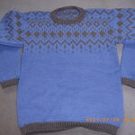 編み込みの水色のセーター