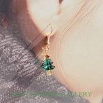 クリスマス🎄スペシャルギフト🎄ミニツリー🎄の片耳ピアス／樹脂ピアス／ノンホールピアス／イヤリング〜エメラルド〜