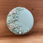 ビーズ刺繍くるみボタン（ヘアゴム/ブローチ）