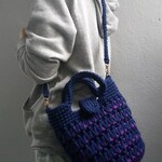 【新作】模様編みの色毛糸かごバッグ・手下げ＆肩掛け２ＷＡＹ・底板付（ネイビー＆パープル）