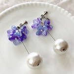 パープルの花と揺れるコットンパールのピアス／イヤリング