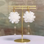 白い花とキラキラチェーンのイヤリング