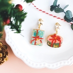 クリスマスのギフトボックスの イヤリング/ピアス