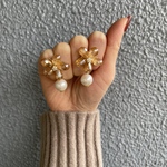 キラキラフラワーパールピアス　beige