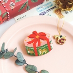 クリスマスの丸いギフトボックスのブローチ（金具変更可能)